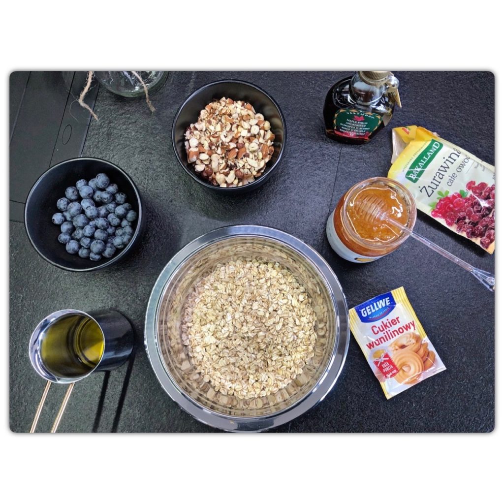 Składniki na granolę z miodem wrzosowym i borówką amerykańską: orzechy, miós, syrop kolonowy, olej, miód 